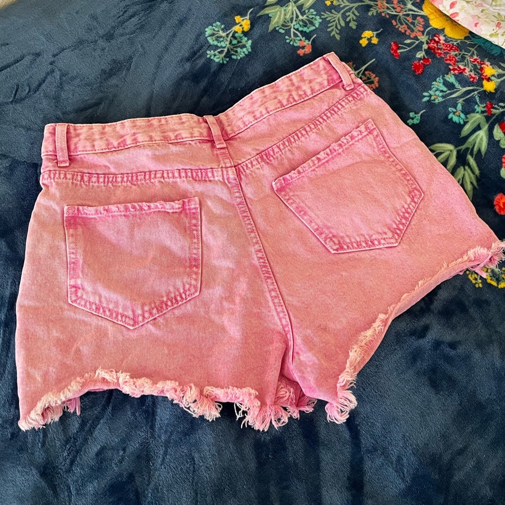 Frayed pink denim shorts 🌸